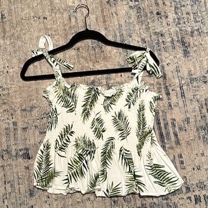 Super cute ruched and ruffled palm leave printed top! Size Large! H&M